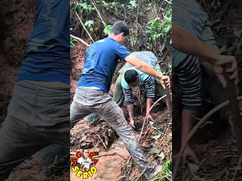 VEREADORES TENTA ABRIR UM TUBO NA REPRESA DO CALAZAM