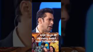 Download lagu Arijit Singh receiving award from Salman Khan! #tumhiho #shorts #viral #show! mp3