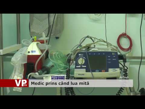Medic prins când lua mită