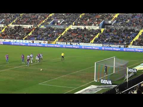 Gol de David Barral al Málaga, el 2-1 de penalti