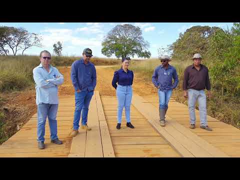 Manutenção da ponte, próximo as nascentes do Rio Onça no Município de Alto Garças-MT.