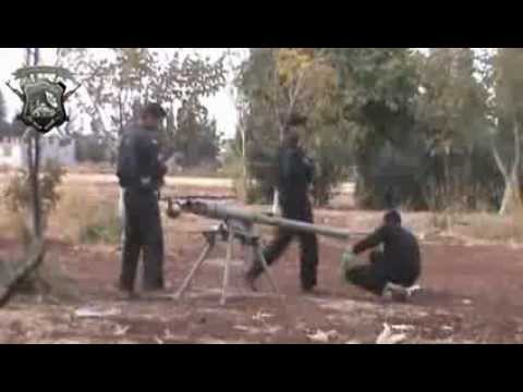 عناصر كتيبة أسود الأرض يقومون بتجهيز قاذف بي9 لاستهداف مقرات النظام على جبهة الكم في ريف حمص