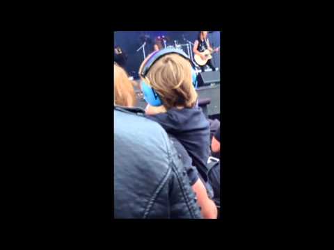 H.E.A.T @ Download festival 2015 - tearing down the walls, mannequin show