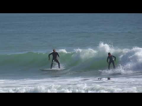 Solide bølger og sjov surfing på Bud Bud