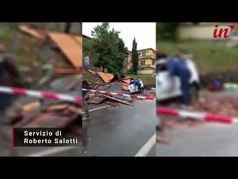 Travolti nell'auto in corsa da un tetto scoperchiato dal vento