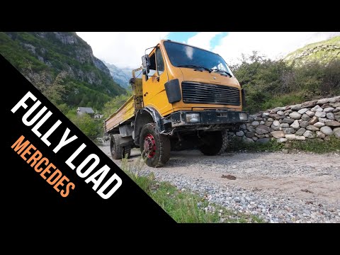 Bergauffahrt mit altem Mercedes Benz 1622