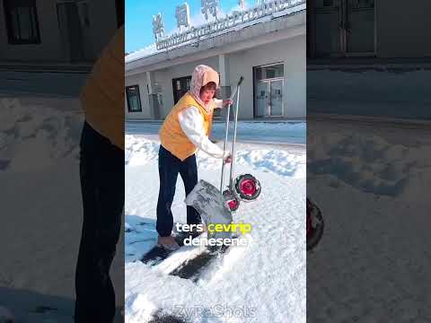 Anneme Kar Temizlemeyi Öğrettim, Sonuç Çok Komik! ❄️😂#shorts