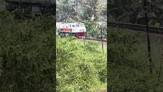 Download lagu Deru lokomotif sprinter CC 203 saat melintasi  tiber kadungora mp3