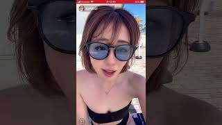 ライブ配信　水着美女　胸チラ　谷間　nipslip