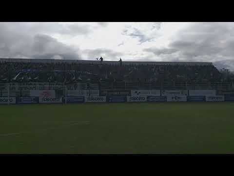 "La hinchada del verde alentando antes que arranque el partido" Barra: La Banda del León • Club: Ituzaingó