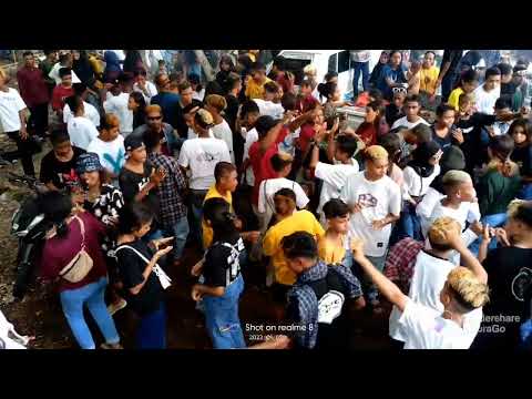 NONA FLORES_JOGET SANTAI DIPANTAI PASIR PUTIH_ADONARA