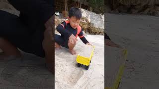 Download lagu Bermain Truk Pasir Di Pantai mp3