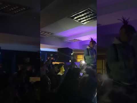 GALLAGHER E TRAFFIK LIVE RISPONDONO AGLI INSULTI CON CALCI ALLA FOLLA