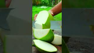 Download lagu Skill super cepat mengupas buah kelapa dengan cepat menggunakan alat super tajam #shorts mp3