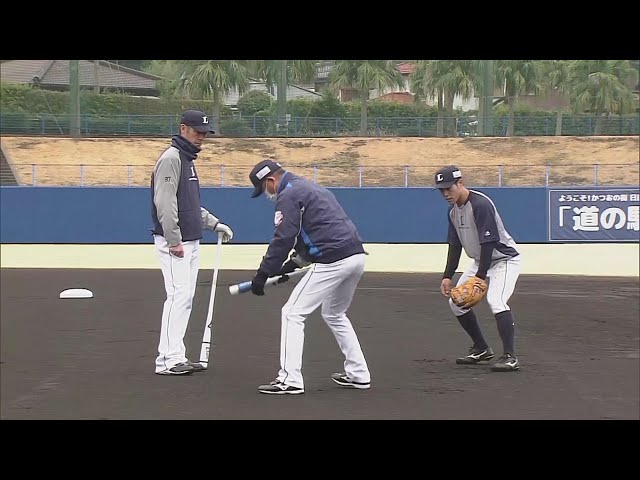 【春季キャンプ】名手の極意を伝授!! ライオンズ・辻発彦監督自ら山野辺翔に守備指導!! 2022年2月3日 埼玉西武ライオンズ