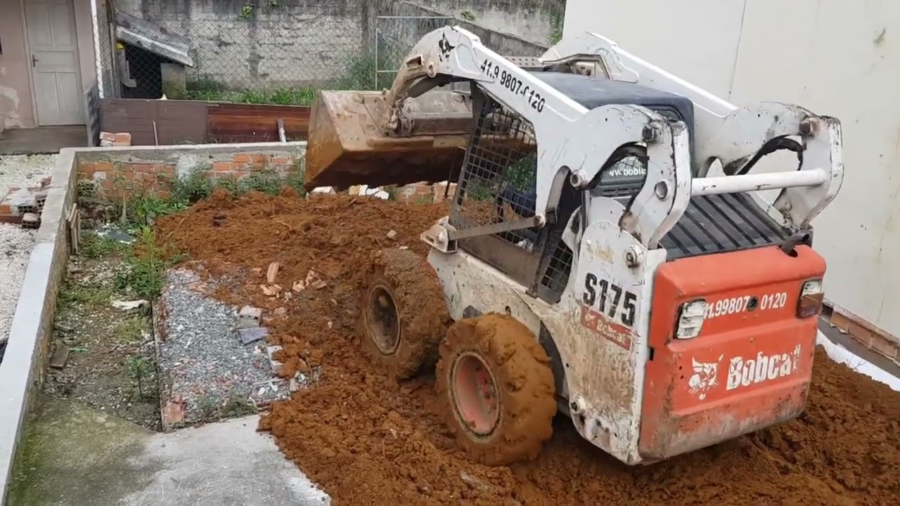 Bobcat Trabalhando em Obra em Curitiba | Locação com Operador | Bob Loc