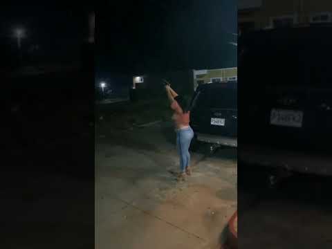 Militar y mujeres disparan al aire