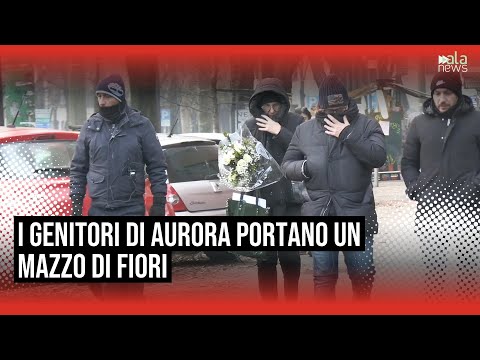 Milano, autopsia di Aurora Livoli. I genitori portano un mazzo di fiori