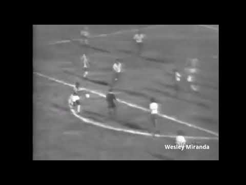 Toninho Guerreiro (Santos) - 10/10/1968 - Santos 9x2 Bahia - 4 gols