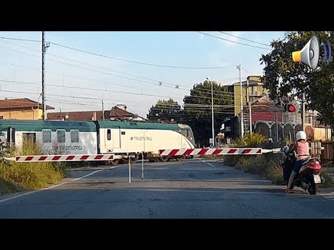 Passaggio a livello Mortara (PV) Viale Capettini 2 treni in transito # railroad crossing