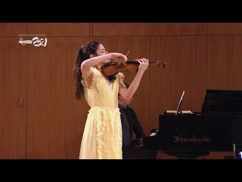 María Dueñas performs Ravel's Tzigane