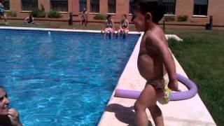 Salto a la piscina 