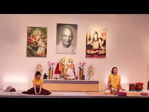 Yogastunde Mittelstufe "meditatives Halten" mit Ramani - Yoga Vidya Live,  16.03.2022, 16:15 Uhr