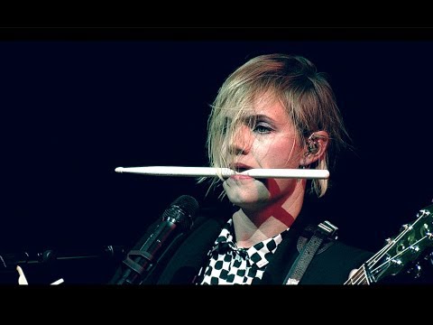 Baskery - Throw A Bone - Live at Linz Arena