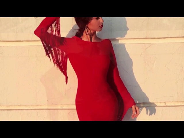 Vídeo relacionado con My Other Me - Disfraz Guerrera adulto mujer, talla S. Incluye vestido negro con detalles plateados, bajo asimétrico y dragón, hombreras dobles, manguitos y capa blanca. ¡Activa tu poder legendario!