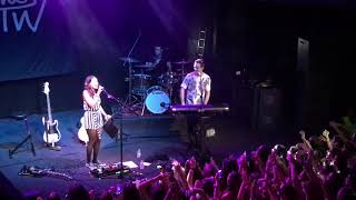 James TW singing 10k Hours with a fan - Lisbon 2017