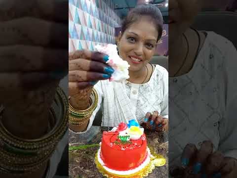 Hmare YouTube channel Sbhi Darshak log cake ko khaye or Hme Aahirwad dekar age badhai like share Kre