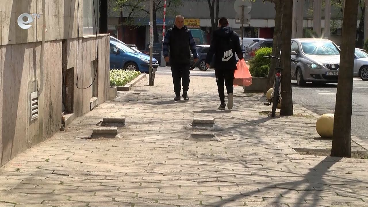 Опасни фундаменти дебнат минувачите след премахването на "Лавките" в Хасково