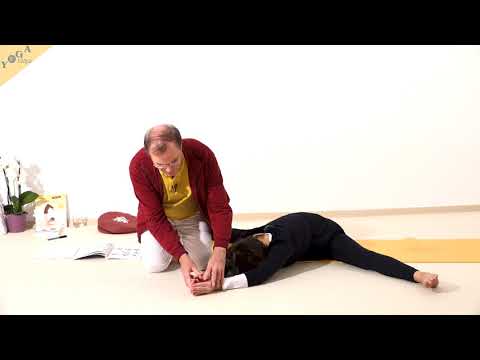 Seit-Spagat mit ausgestreckten Armen in Namaste Mudra - Yoga Asana Lexikon