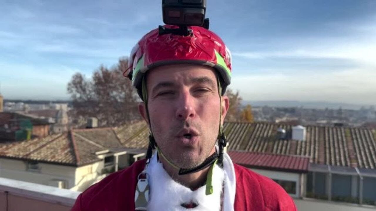 Babbi Natale si calano dal tetto dell'ospedale pediatrico Bambino Gesu'