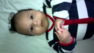 Bébé de 4 mois chante alléluia