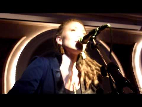 Mariette dricker ur Gabrielles öl och sen sjunger I wish I could