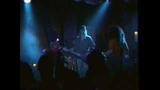 Too Many Cooks joue "Buy Me A Girl" au Rock Pile le 31 dec.1994