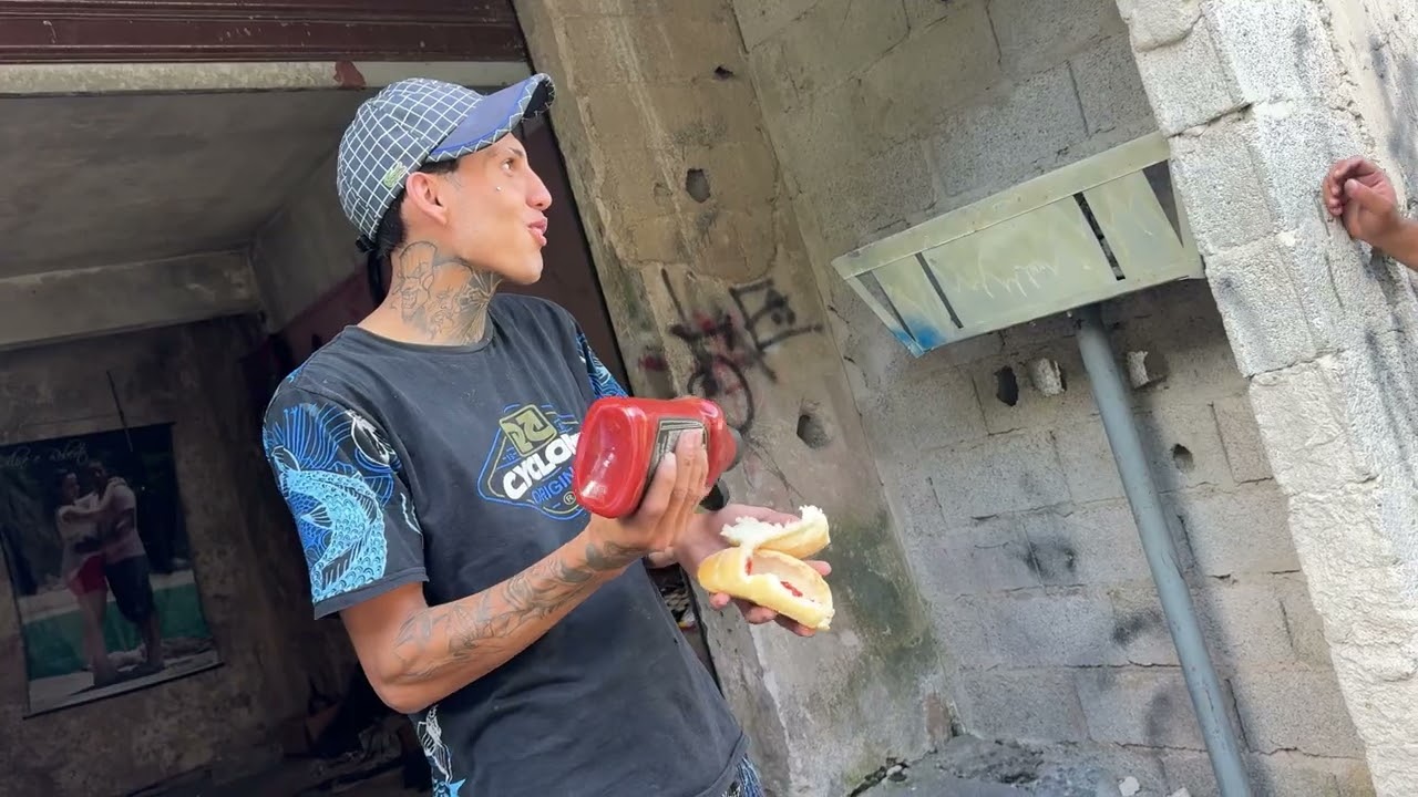 COMENDO PÃO COM KETCHUP COM OS MENDINGOS 