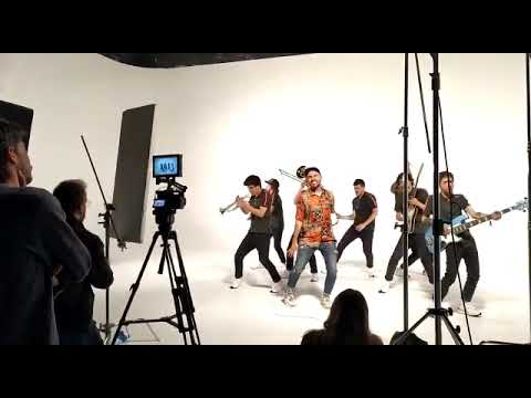 Dentro del rodaje del videoclip “Mi religión” de Nil Moliner