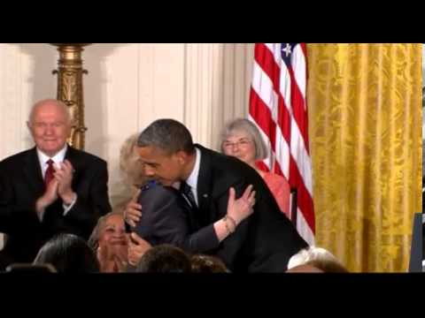 Obama presents Bob Dylan, Toni Morrison and 11 others with top