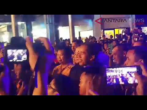 ANTARANEWS - Presiden Jokowi nyanyi bareng lagu Ebiet G. Ade di Synchronize Festival