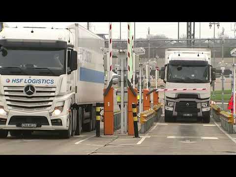 分裂的英國向未知的Brexit拋出橄欖枝 (Divided UK casts off into Brexit unknown)