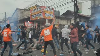 Download lagu Persija vs. Persib Supporters Attack Each Other in Depok mp3