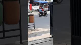 Download lagu Orang Gila ngamuk depan bank BCA mp3 Download lagu Orang Gila ngamuk depan bank BCA mp3