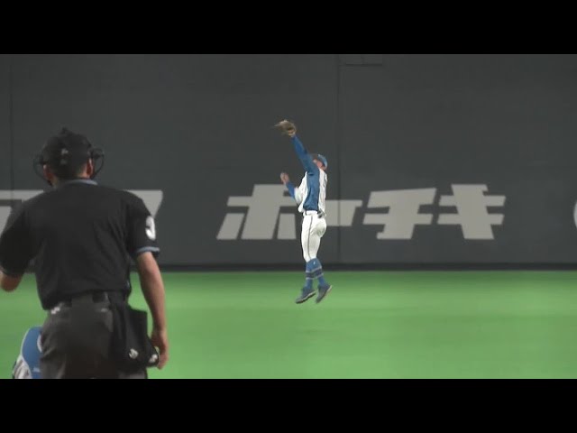 【3回表】ファイターズ・上野響平 頭上を越えそうな打球をジャンピングキャッチ!! 2022年5月3日 北海道日本ハムファイターズ 対 東北楽天ゴールデンイーグルス