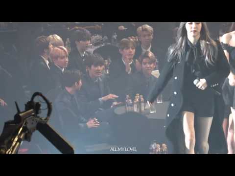 170119 서울가요대상 마마무 무대 보는 엑소 1