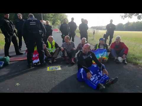 Räumung gegen 8:45 der Blockade 8.7.2019 DFG-VK. Lutzrather Tor des Fliegerhorstes Büchel