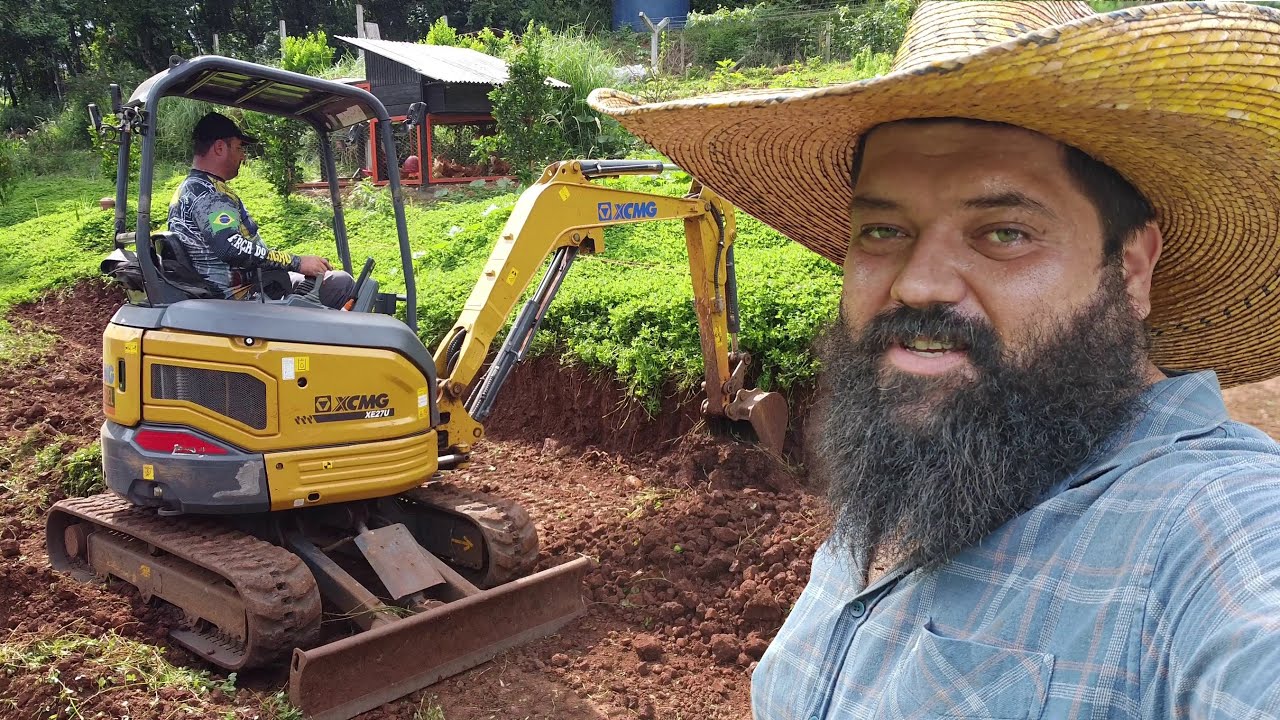 limpando onde vamos colocar a casa com uma mini escavadeira