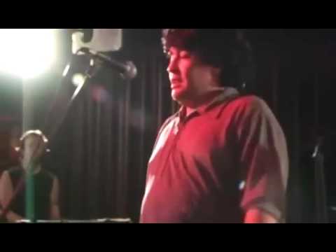 Diego armando maradona cantando la mano de dios