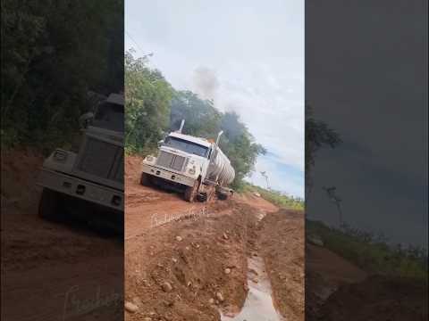 Tractocamion Súper Brigadier GMC por la vía a Mapiripan Meta #trucks #automobile #truckesvlogs